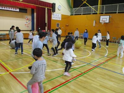 全校遊びは，大玉ころがしドッジボール